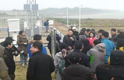 12月7日，各界专家、领导参观吴城鄱阳湖生态气象监测系统